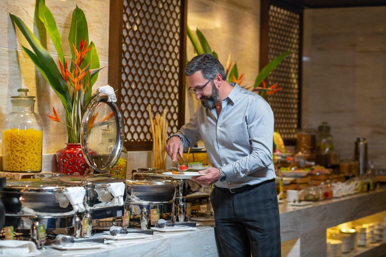 The Oriental Jade Hotel Hanói Exterior foto A guest at a buffet